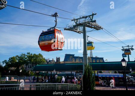 Walt Disney World Skyliner Transport Gondelbahn bringt die Gäste rund um Disney's Caribbean Resort und Riviera Resort in Orlando, Florida. Stockfoto