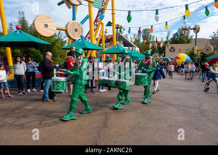 Die grüne Armee Männer von Toy Story der Film, Spaziergang durch die Toy Story Land Abschnitt der Park in Hollywood Studios in Orlando, Florida. Stockfoto