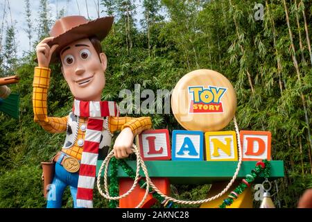 Woody aus Toy Story lädt zu Toy Story Welt in Hollywood Studios Park in Orlando, Florida. Stockfoto