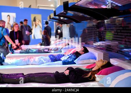 Peking, USA. 8 Jan, 2020. Erleben Besucher smart Matratzen auf der 2020 Consumer Electronics Show in Las Vegas, USA, Jan. 8, 2020. Credit: Wu Xiaoling/Xinhua/Alamy leben Nachrichten Stockfoto