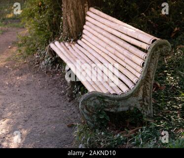 Sitzbank aus Bambus Protokolle auf dem Hintergrund der Park. Stockfoto