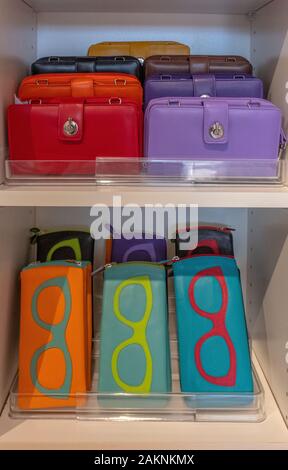 Dekorative ändern Taschen und Brillen Fälle in das Albuquerque Museum Geschenk Shop verkauft. Stockfoto