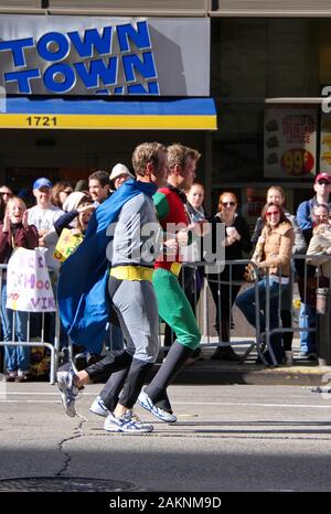 New York City, NY, USA. Nov. 2008. Die bunten, humorvoll, und patriotischen Kostümen von, was viele Läufer an den New York Marathon tragen. Stockfoto