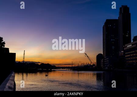 Schönen Sonnenuntergang am Fluss Pasig in Metro Manila, Philippinen Stockfoto