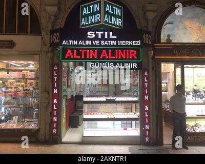 Istanbul, Türkei. Nov, 2019 20. Außenansicht eines kleinen Shop (l) im Großen Basar von Istanbul, die durch ein Gericht am 10.01. versteigert werden. 2020. Nach Angaben der Medien, der im Angebot ist 12 Millionen Lira - rund 1,8 Millionen Euro. Der Shop ist nur ca. 9 Quadratmeter, aber auf einer Hauptstraße in der berühmten Jahrhunderte-alten Markt befindet. (Dpa Abdeckung der Basar) Credit: Christine-Felice Röhrs/dpa/Alamy leben Nachrichten Stockfoto