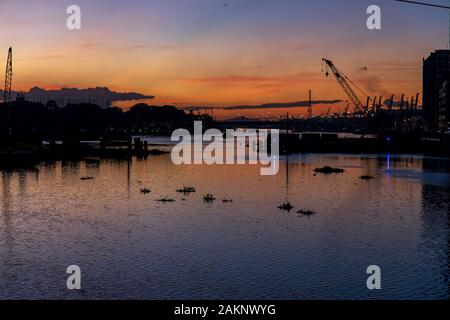 Schönen Sonnenuntergang am Fluss Pasig in Metro Manila, Philippinen Stockfoto