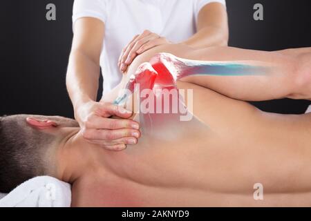 In der Nähe der Person, von der Massage auf den Menschen Stockfoto