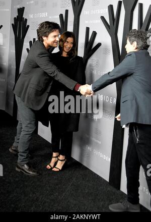 Los Angeles, Kalifornien, USA, 9. Januar 2020 Executive Producer/Director Jason Bateman, Frau Amanda Anka und Executive Producer/writer Richard Preis besuchen HBO "der Außenseiter" Premiere am 9. Januar 2020 bei der DGA-Theater in Los Angeles, Kalifornien, USA. Foto von Barry King/Alamy leben Nachrichten Stockfoto