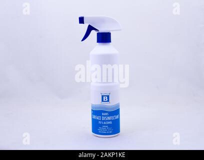Alberton, Südafrika - eine Flasche Barrs Flächendesinfektionsmittel Alkohol auf einen klaren Hintergrund Bild im Querformat isoliert Stockfoto