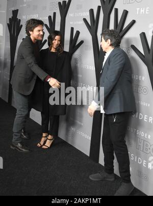 Los Angeles, Kalifornien, USA, 9. Januar 2020 Executive Producer/Director Jason Bateman, Frau Amanda Anka und Executive Producer/writer Richard Preis besuchen HBO "der Außenseiter" Premiere am 9. Januar 2020 bei der DGA-Theater in Los Angeles, Kalifornien, USA. Foto von Barry King/Alamy leben Nachrichten Stockfoto