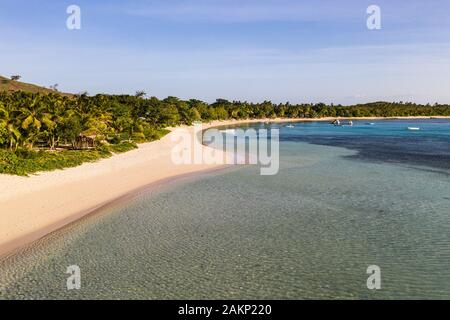 Luftaufnahme des idyllischen Blue lagoon Strand und Küste in der Yasawa Inseln in Fidschi Stockfoto