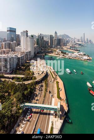 Luftaufnahme der Highway entlang der Einkaufsviertel Causeway Bay auf Hong Kong Island, den Victoria Harbour Stockfoto