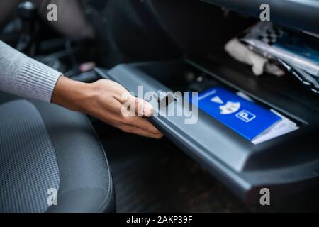 Fahrertür leer Ablagefach Ablagefach im Auto Stockfoto