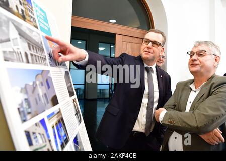 Potsdam, Deutschland. 09 Jan, 2020. Jörg Schröder (SPD, r), Bürgermeister von Seelow, und Rainer Genilke (CDU), Staatssekretär im Ministerium für Infrastruktur und der staatlichen Planung, sprechen Sie vor der Pressekonferenz über die Ergebnisse des 2019 Monument, das Programm zur Förderung von im Land Brandenburg. In Seelow, den "Alten Kaufhaus" wurde von der Stadt gekauft und mit Hilfe der Denkmalpflege und Spenden renoviert. Credit: Soeren Stache/dpa-Zentralbild/ZB/dpa/Alamy leben Nachrichten Stockfoto