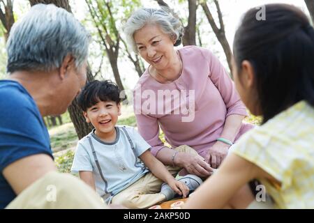 Happy Family im Freien Schach spielen Stockfoto