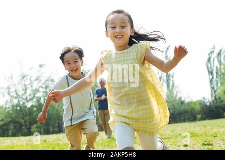 Happy Kids laufen im Freien Stockfoto