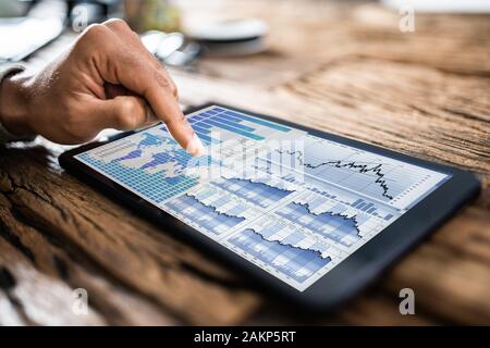 Nahaufnahme der Geschäftsmann Analyse Börse Status auf Digital-Tablette Stockfoto