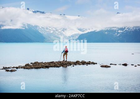 Wanderung zum türkisblauen Wasser der malerischen Garibaldi Lake in der Nähe von Whistler, BC, Kanada. Sehr beliebte Wanderung Ziel in British Columbia. Stockfoto