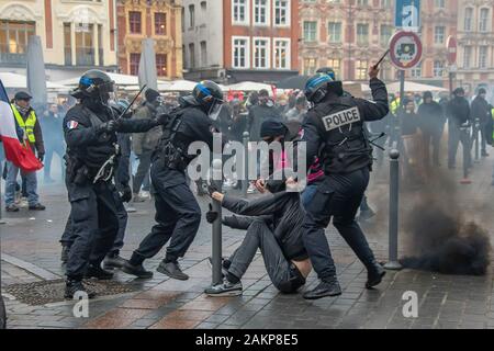 Paris, Frankreich. 9 Jan, 2020. Polizisten zerstreuen Demonstranten während einer Demonstration gegen die Rentenreform in Lille, Nordfrankreich, Jan. 9, 2020. Frankreich's Transport Streik gegen plan Präsident Emmanuel's Längestrich Rentensystem zu reformieren hat seiner 36 Tag am Donnerstag eingetragen, so dass die längste Bahn Streik der Arbeiter seit Mai 1968. Credit: Sebastien Courdji/Xinhua/Alamy leben Nachrichten Stockfoto