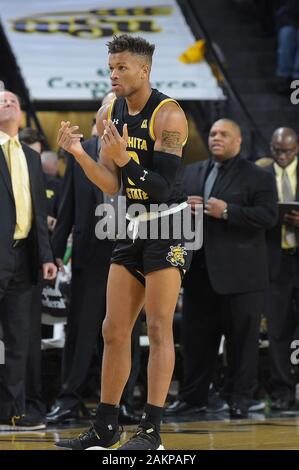 Wichita, Kansas, USA. 09 Jan, 2020. Wichita Zustand Shockers guard Dexter Dennis (0) Signale zu seinen Mannschaftskameraden auf die Bank zu kommen während der NCAA Basketball Spiel zwischen der Memphis Tigers und die Wichita State Shockers an Charles Koch Arena in Wichita, Kansas. Kendall Shaw/CSM/Alamy leben Nachrichten Stockfoto