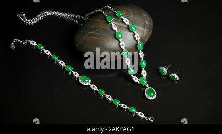 Emerald Halskette Armband Ohrringe Stockfoto