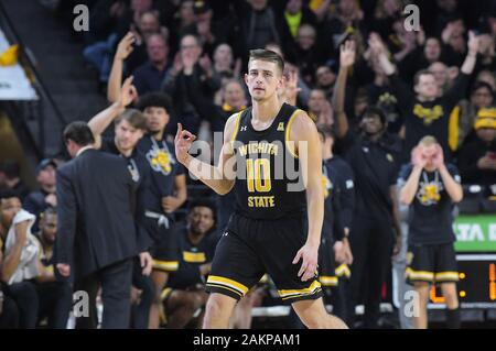 Wichita, Kansas, USA. 09 Jan, 2020. Wichita Zustand Shockers guard Dexter Dennis (0) reagiert auf seine drei Zeiger während der NCAA Basketball Spiel zwischen der Memphis Tigers und die Wichita State Shockers an Charles Koch Arena in Wichita, Kansas. Kendall Shaw/CSM/Alamy leben Nachrichten Stockfoto