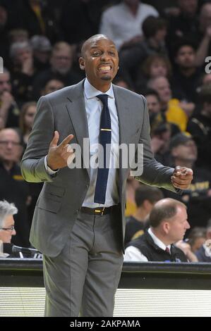 Wichita, Kansas, USA. 09 Jan, 2020. Memphis Tigers Haupttrainer Penny Hardaway reagiert auf das Spiel seiner Verteidigung in der ersten Hälfte während der NCAA Basketball Spiel zwischen der Memphis Tigers und die Wichita State Shockers an Charles Koch Arena in Wichita, Kansas. Kendall Shaw/CSM/Alamy leben Nachrichten Stockfoto