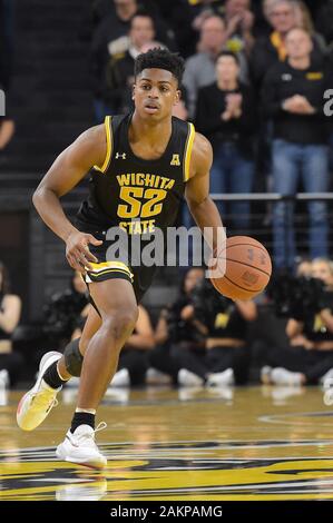 Wichita, Kansas, USA. 09 Jan, 2020. Wichita Zustand Shockers Schutz gewähren Sherfield (52) bringt den Ball Court während der NCAA Basketball Spiel zwischen der Memphis Tigers und die Wichita State Shockers an Charles Koch Arena in Wichita, Kansas. Kendall Shaw/CSM/Alamy leben Nachrichten Stockfoto