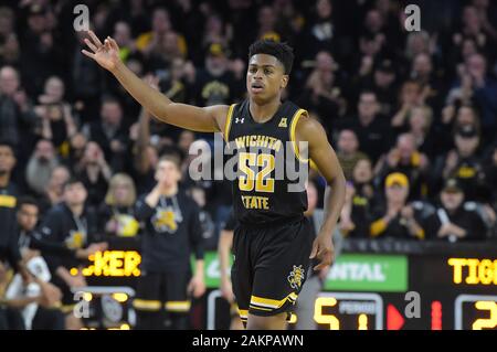 Wichita, Kansas, USA. 09 Jan, 2020. Wichita Zustand Shockers Schutz gewähren Sherfield (52) reagiert auf seine drei Zeiger während der NCAA Basketball Spiel zwischen der Memphis Tigers und die Wichita State Shockers an Charles Koch Arena in Wichita, Kansas. Kendall Shaw/CSM/Alamy leben Nachrichten Stockfoto