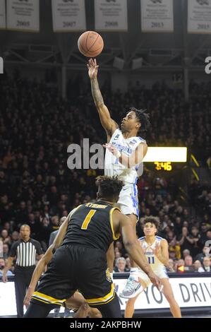 Wichita, Kansas, USA. 09 Jan, 2020. Memphis Tigers guard Tyler Harris (1) schießt ein Floß in die Spur während der NCAA Basketball Spiel zwischen der Memphis Tigers und die Wichita State Shockers an Charles Koch Arena in Wichita, Kansas. Kendall Shaw/CSM/Alamy leben Nachrichten Stockfoto