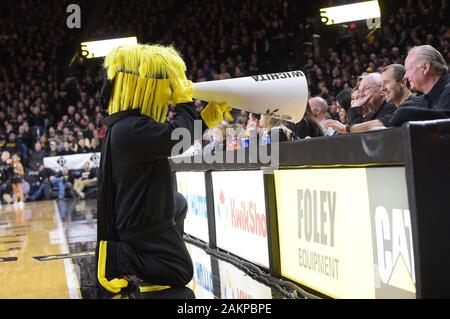 Wichita, Kansas, USA. 09 Jan, 2020. Wichita Zustand Shockers Maskottchen WuSkock verwendet ein Megafon als Fernglas die Fans während der NCAA Basketball Spiel zwischen der Memphis Tigers und die Wichita State Shockers an Charles Koch Arena in Wichita, Kansas. Kendall Shaw/CSM/Alamy leben Nachrichten Stockfoto