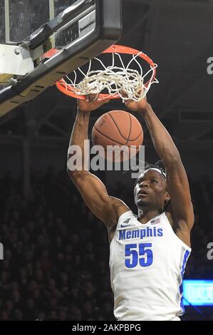 Wichita, Kansas, USA. 09 Jan, 2020. Memphis Tigers vorwärts Kostbare Achiuwa (55) Kerben auf einem Dunk spät im Spiel während der NCAA Basketball Spiel zwischen der Memphis Tigers und die Wichita State Shockers an Charles Koch Arena in Wichita, Kansas. Kendall Shaw/CSM/Alamy leben Nachrichten Stockfoto