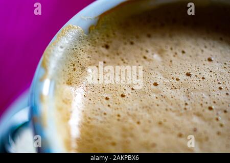 Ein Makrobild des Schaumstoffs auf einem frisch zubereiteten Kaffee Stockfoto