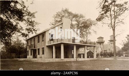 Amerikanische Häuser und Gärten. Ich - eine breite Tür mit Fenstern auf beiden Seiten und einem BalconyInclosed mit Eisernem Geländer. 2 - Die Stahlbeton Haus von Alexander Smith Cochrane, Esq., bei East View, New York, in dem die Wände, die Terrasse und die fertigen Spalten auf die Piazza 86 amerikanische Häuser und Gärten in Böden, Wänden, Hobbyläufer, Balken und Dach. Mit unseren increasingfund Erfahrung de-Zeichen verbessert werden. Es gibt severalforms der konkreten Konstruktion, die ersten ing Absolut feuerfest, mit Wänden, Böden androof von festen con gebaut - Kreta, wie Verwaltungsseite in Abbn. 2 und 4. Abb. Stockfoto