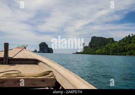 Boot vorwärts zur Insel bei Krabi, Thailand Stockfoto
