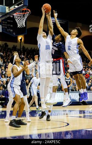 Januar 9, 2020: NCAA Basketball 2020: San Diego Toreros vorwärts Yauhen Massalski (25) packt den Rückstoß gegen Gonzaga Bulldogs guard Joel Ayayi (11) Jan 09 @ Jenny Craig Pavillon - San Diego, CA. Photo Credit: Michael Cazares/Cal Sport Media Stockfoto