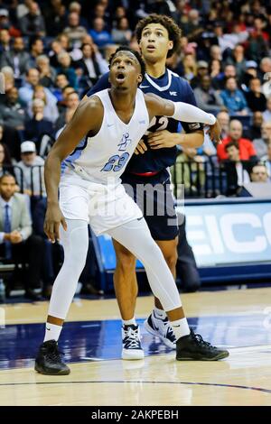 Januar 9, 2020: NCAA Basketball 2020: San Diego Toreros, James Jean-Marie (23) kämpft für Position gegen Gonzaga Bulldogs JAN 09 @ Jenny Craig Pavillon - San Diego, CA. Photo Credit: Michael Cazares/Cal Sport Media Stockfoto