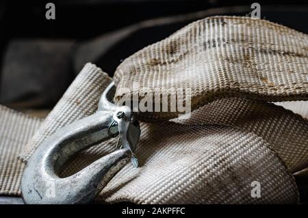 Schmutzabschleppseil mit Haken. Schließen Sie den Haken der Anhängerzugvorrichtung nach Gebrauch. Gegenseitige Unterstützung unterwegs. Selektiver Fokus. Aufnahmen auf Augenhöhe. Stockfoto