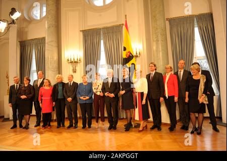 Bundespräsidenten Dr. Frank-Walter Steinmeier (8. R) und seine Frau Elke Buedenbender (8. L) posieren mit Bundeskanzlerin Angela Merkel (7. L) und Mitgliede Stockfoto