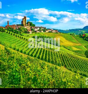 Die Weinberge der Langhe Sonnenuntergang Panorama, Serralunga d Alba, UNESCO-Welterbe, Piemont, Norditalien Europa. Stockfoto