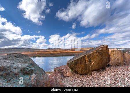 Malerische Aussicht auf den Fluss Ili in Tamgaly Tas, Kasachstan Stockfoto