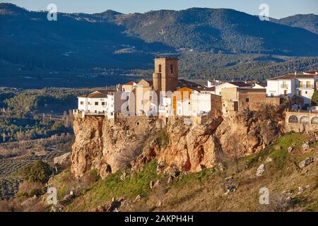 Traditionelles Whitehiusdorf und Tal in Andalucia. Hornos. Spanien Stockfoto