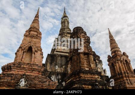 Gruppe von Stupa in den Ruinen von Wat Mahathat in Sukhothai, Thailand, einschließlich Hauptstupa im Zentrum, umgeben von kleinen Stupa Stockfoto