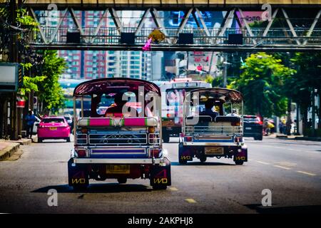 Bangkok, Thailand - 29. Oktober 2019: Tut tut tut auf der Straße in Bangkok, Thailand gesichtet. Thailands einheimisches Taxi. Stockfoto