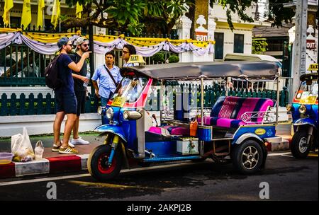 Bangkok, Thailand - 29. Oktober 2019: Tut tut tut auf der Straße in Bangkok, Thailand gesichtet. Thailands einheimisches Taxi. Stockfoto