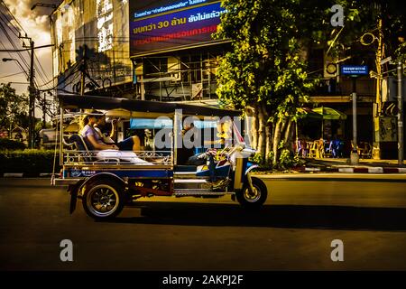 Bangkok, Thailand - 29. Oktober 2019: Tut tut tut auf der Straße in Bangkok, Thailand gesichtet. Thailands einheimisches Taxi. Stockfoto