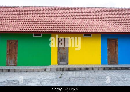 Bunte Wände und Türen, phoun Khoun, Laos Stockfoto