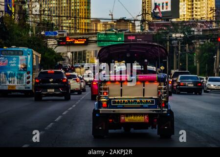 Bangkok, Thailand - 29. Oktober 2019: Tut tut tut auf der Straße in Bangkok, Thailand gesichtet. Thailands einheimisches Taxi. Stockfoto