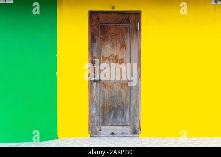 Bunte Wände und Türen, phoun Khoun, Laos Stockfoto