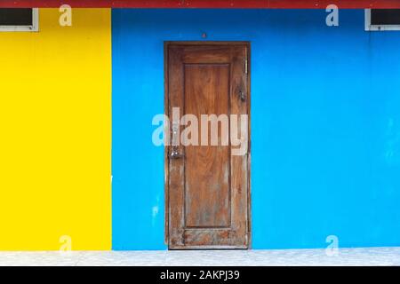 Bunte Wände und Türen, phoun Khoun, Laos Stockfoto